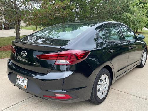 Black 2020 Hyundai ELANTRA SE