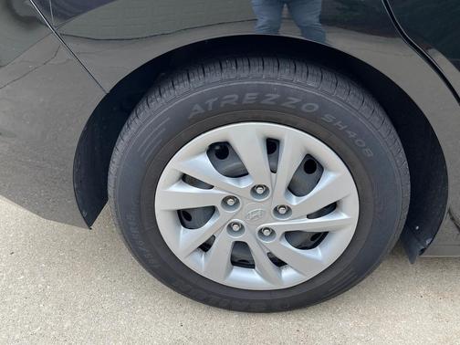 Black 2020 Hyundai ELANTRA SE