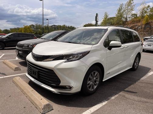 2021 Toyota Sienna XLE