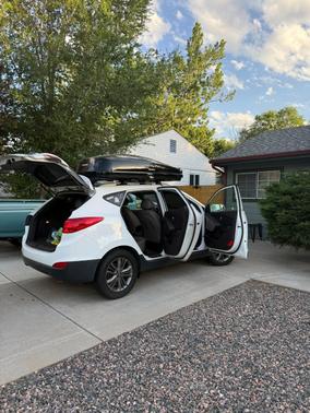 White 2015 Hyundai TUCSON SE