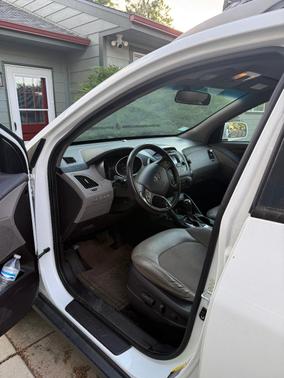 White 2015 Hyundai TUCSON SE