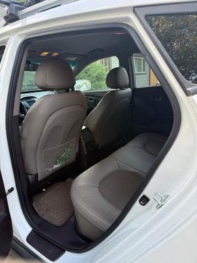 White 2015 Hyundai TUCSON SE