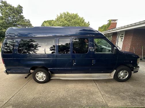 2009 Ford E350 Super Duty XLT Extended Wagon