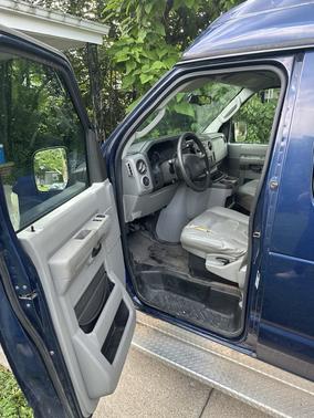 2009 Ford E350 Super Duty XLT Extended Wagon