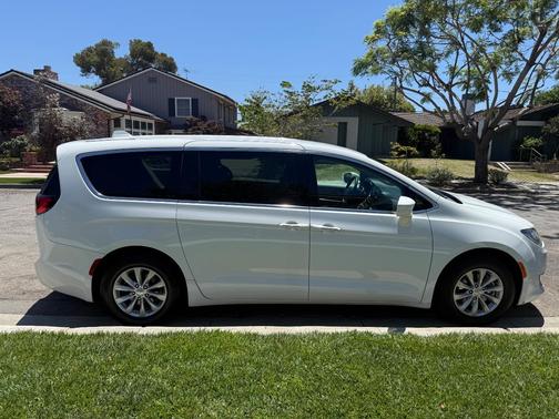 White 2018 Chrysler Pacifica Touring Plus