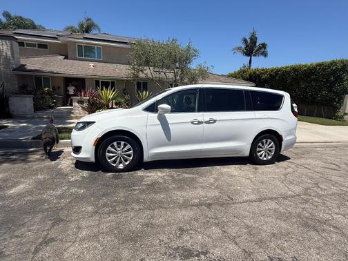 White 2018 Chrysler Pacifica Touring Plus