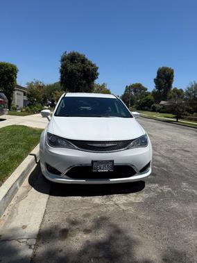 White 2018 Chrysler Pacifica Touring Plus