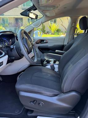 White 2018 Chrysler Pacifica Touring Plus