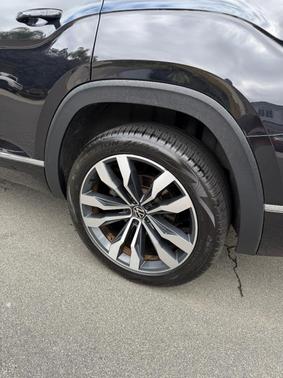 Black 2021 Volkswagen Atlas 3.6L SEL Premium R-Line