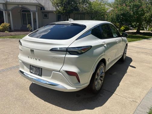 White 2024 Buick Envista Avenir
