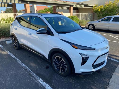 White 2023 Chevrolet Bolt EUV Premier