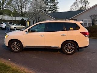 White 2016 Nissan Pathfinder SL