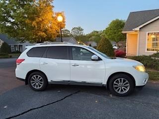 White 2016 Nissan Pathfinder SL