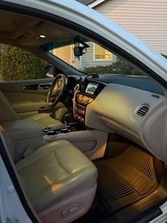 White 2016 Nissan Pathfinder SL