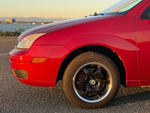 Red 2005 Ford Focus ZX4 SE