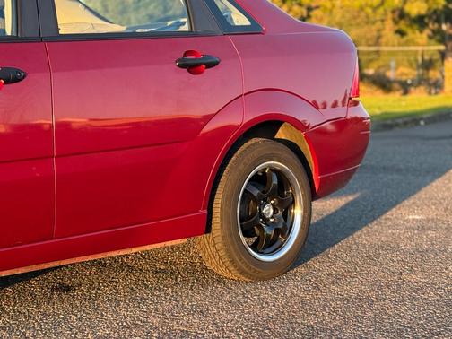 Red 2005 Ford Focus ZX4 SE