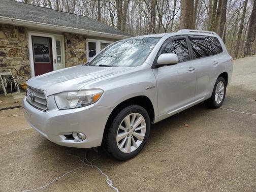 Silver 2010 Toyota Highlander Hybrid Limited