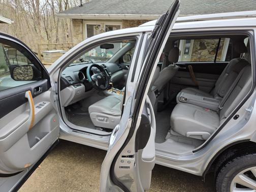 Silver 2010 Toyota Highlander Hybrid Limited