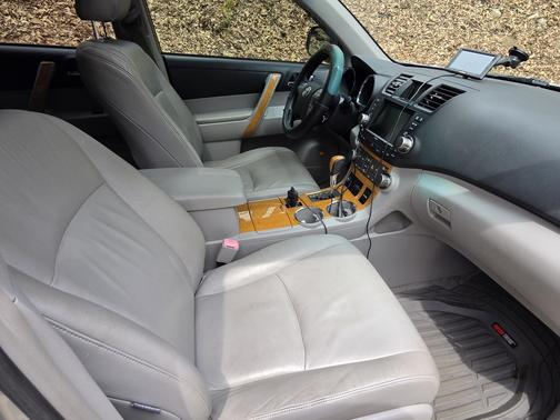 Silver 2010 Toyota Highlander Hybrid Limited