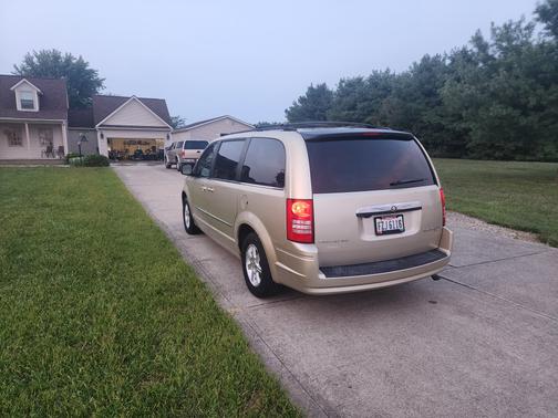 2010 Chrysler Town & Country Touring Plus