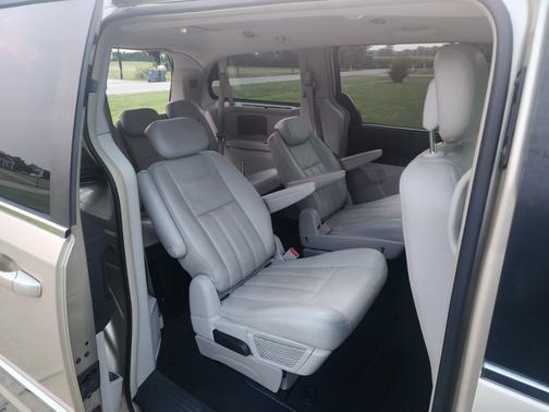 2010 Chrysler Town & Country Touring Plus