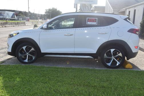 White 2017 Hyundai TUCSON Limited