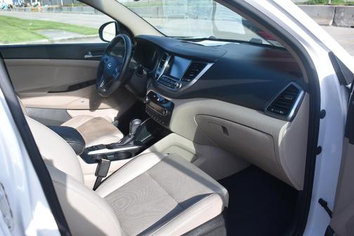 White 2017 Hyundai TUCSON Limited