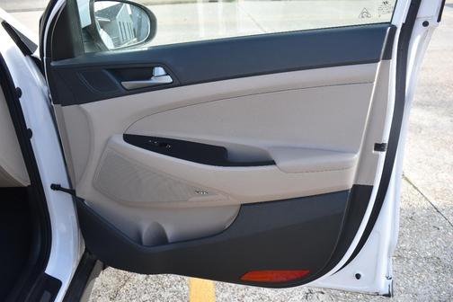 White 2017 Hyundai TUCSON Limited