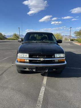 Black 2001 Chevrolet S-10 LS Crew Cab