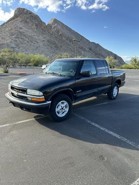 Black 2001 Chevrolet S-10 LS Crew Cab
