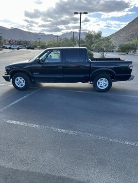 Black 2001 Chevrolet S-10 LS Crew Cab