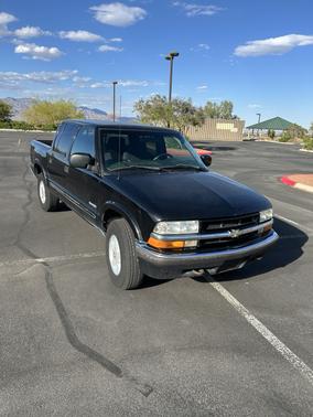 Black 2001 Chevrolet S-10 LS Crew Cab