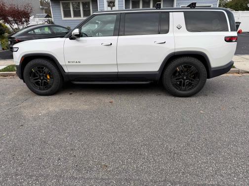 2023 Rivian R1S Adventure Quad-Motor Large Package