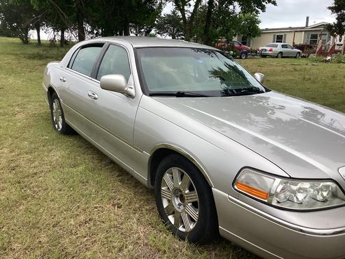 Silver 2004 Lincoln Town Car Base