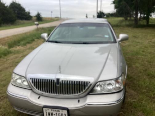 Silver 2004 Lincoln Town Car Base