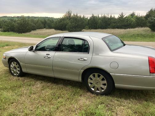 Silver 2004 Lincoln Town Car Base