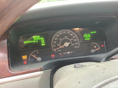 Silver 2004 Lincoln Town Car Base
