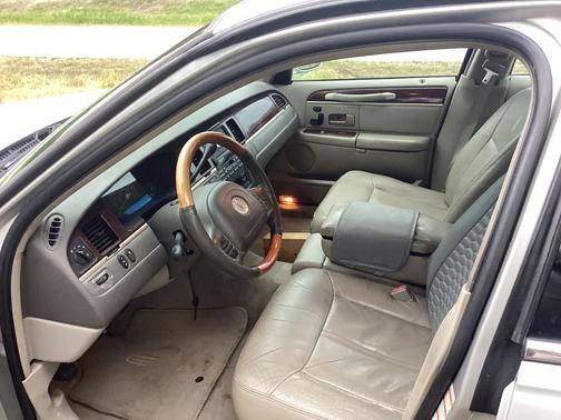 Silver 2004 Lincoln Town Car Base