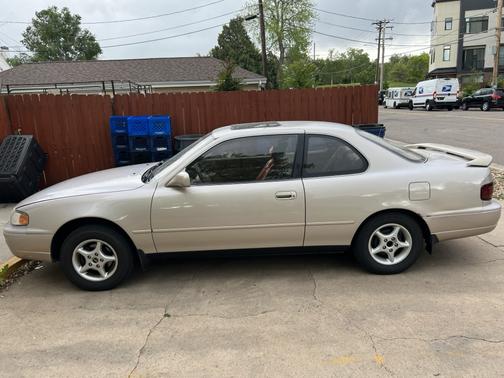 Beige 1995 Toyota Camry LE