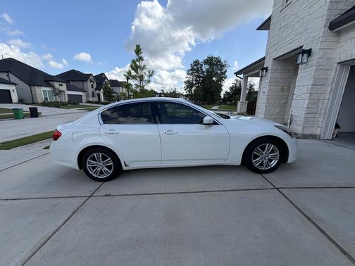 White 2012 INFINITI G37 Journey