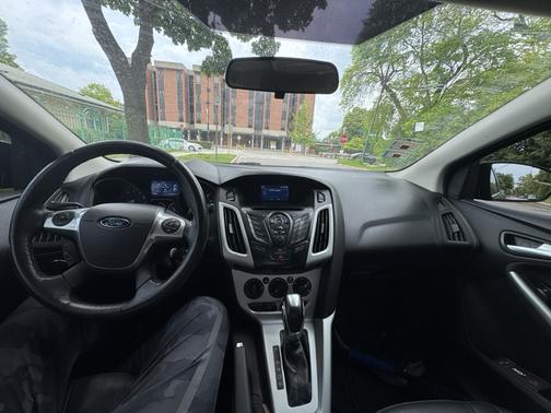 Black 2014 Ford Focus SE