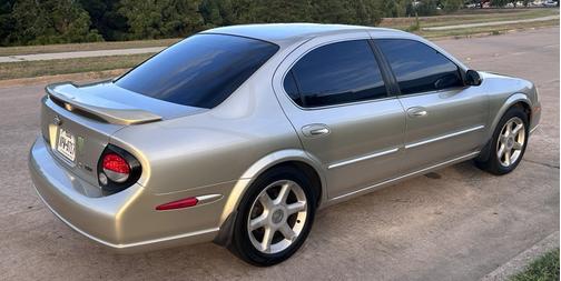 Gold 2000 Nissan Maxima SE