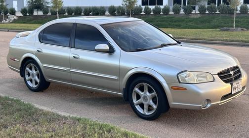 Gold 2000 Nissan Maxima SE