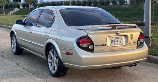 Gold 2000 Nissan Maxima SE