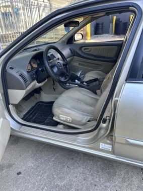 Gold 2000 Nissan Maxima SE