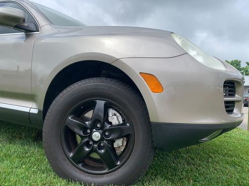 Photo 5 of 8 of 2004 Porsche Cayenne S