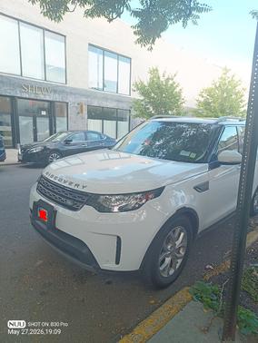 White 2018 Land Rover Discovery SE