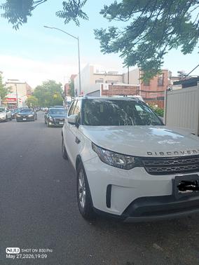 White 2018 Land Rover Discovery SE
