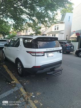 White 2018 Land Rover Discovery SE