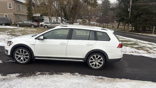 White 2017 Volkswagen Golf Alltrack TSI SEL